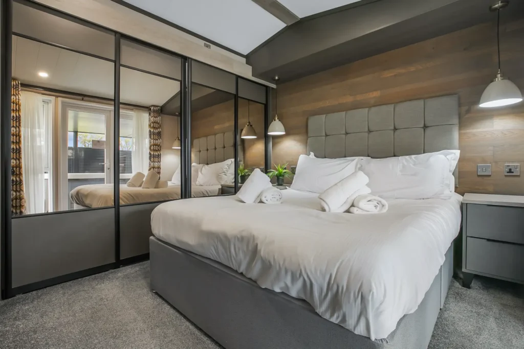Master bedroom in Single Lodge 7 with mirrored wardrobes