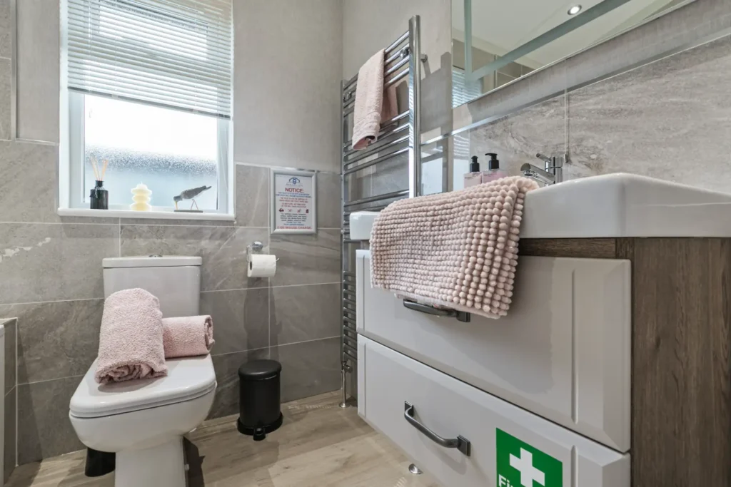 Twin Lodge 5 bathroom with washbasin and toilet