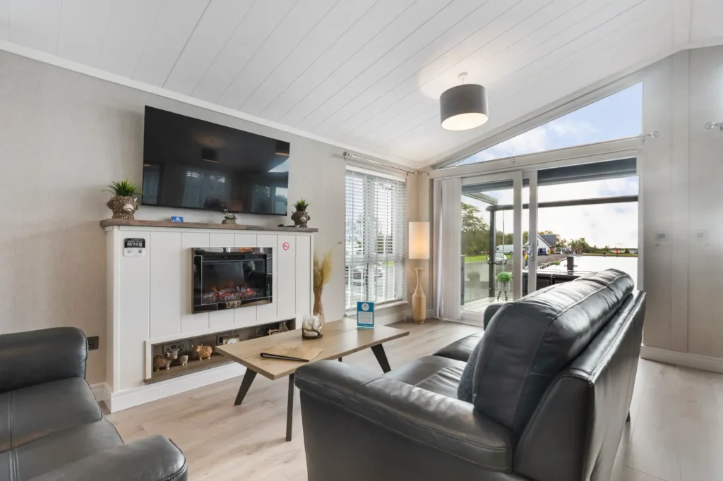 Twin Lodge 5 living area with wall-mounted TV and fireplace