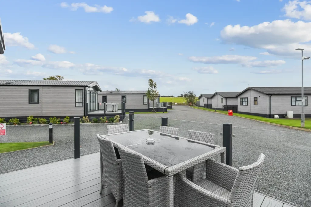 Deck seating at Single Lodge 11