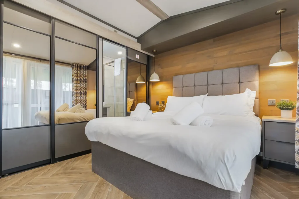 Master bedroom in Single Lodge 8 with mirrored wardrobes