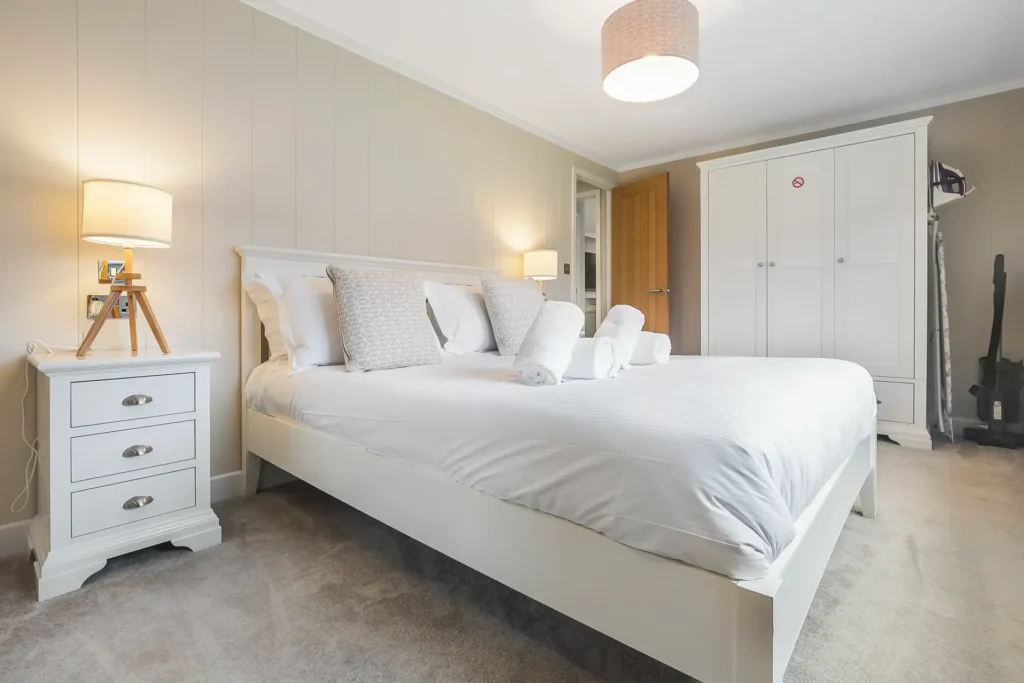 Bedroom in Twin Lodge 4 with bedside lighting