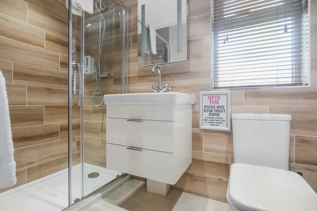 Shower and toilet in Twin Lodge 4