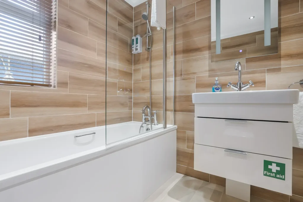 Twin Lodge 4 bathroom with bath and vanity unit