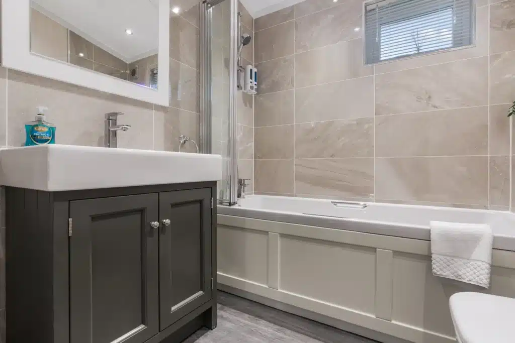 Twin Lodge 1 bathroom with washbasin and dark vanity unit