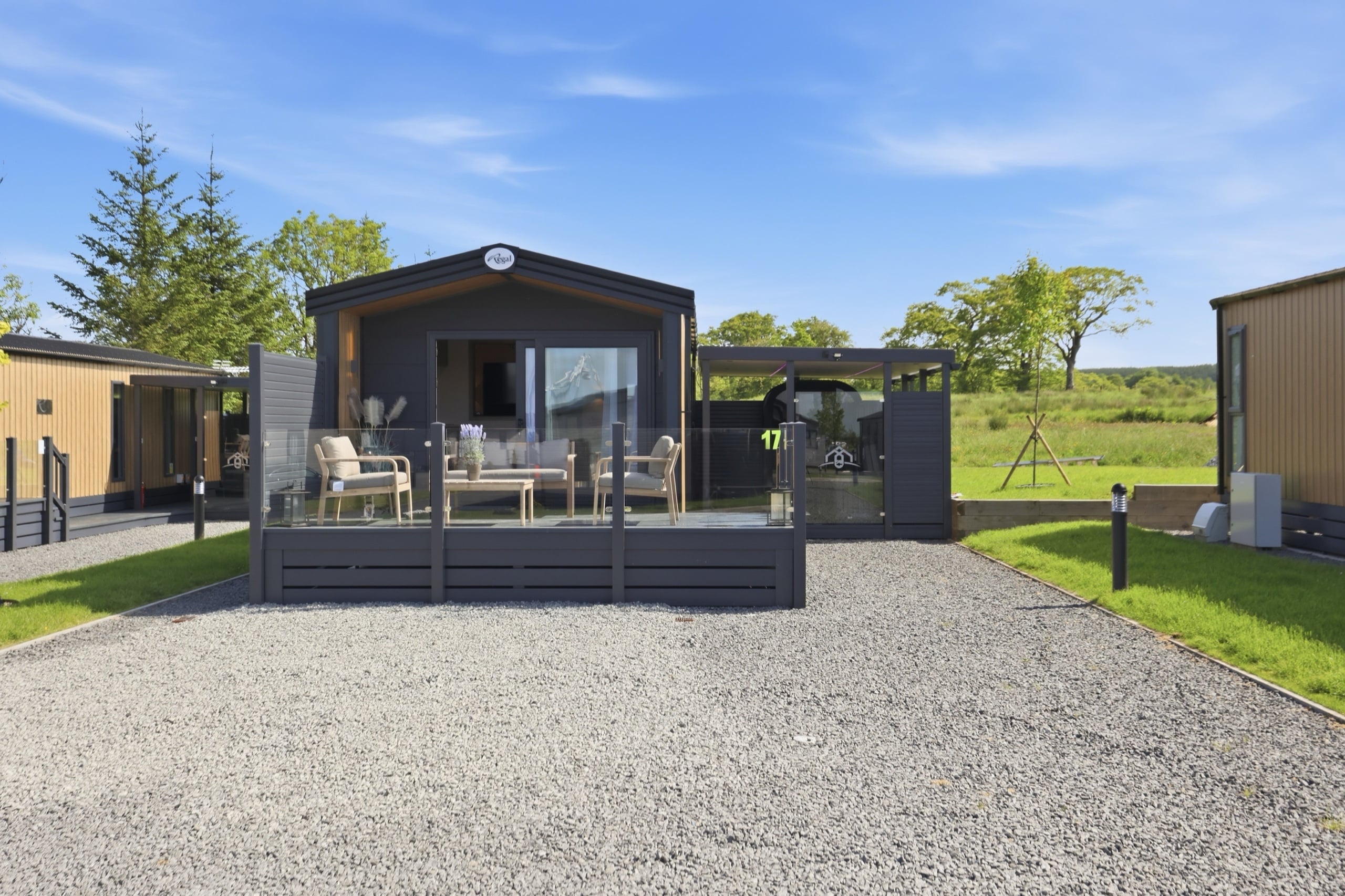 Micro Lodge 17 – exterior from the drive