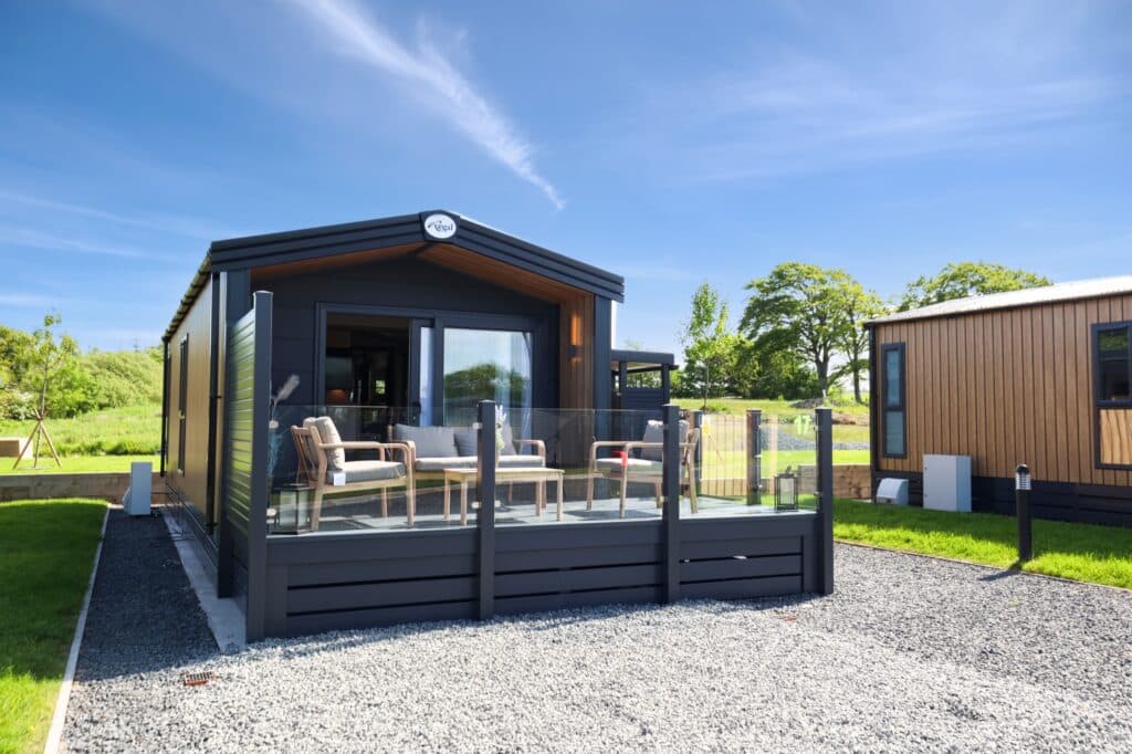 Micro Lodge 17 – exterior with outdoor seating