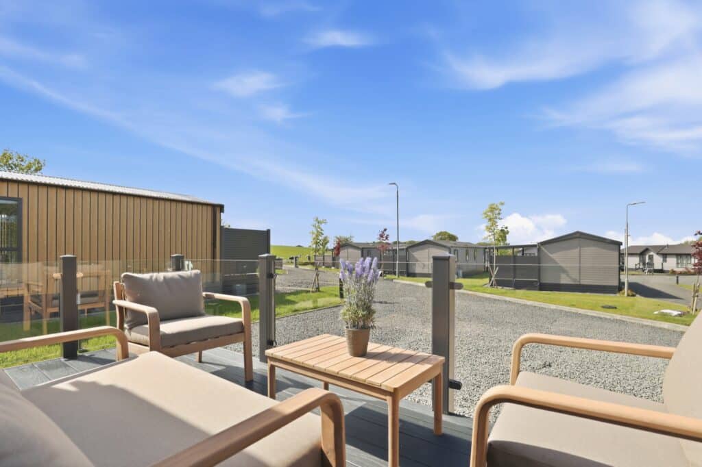 Micro Lodge 17 – decking seating area