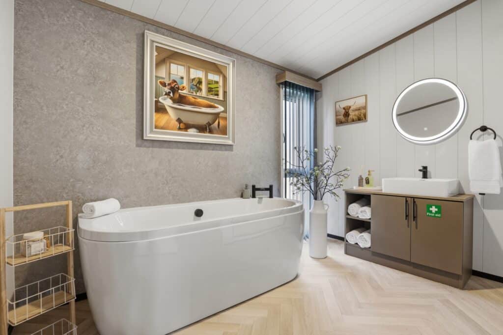Micro Lodge 17 – bathroom with bath