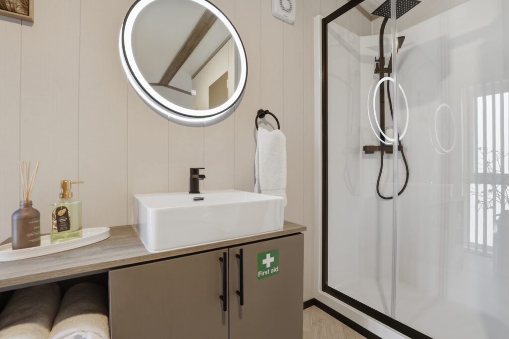 Micro Lodge 17 – basin and shower