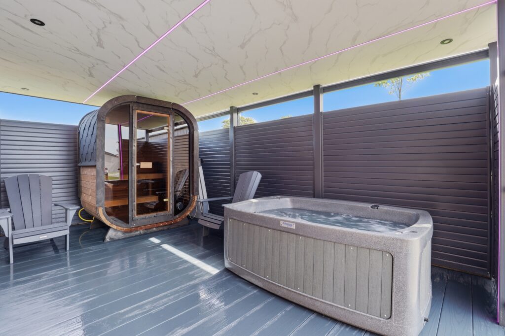 Micro Lodge 17 – hot tub and sauna deck
